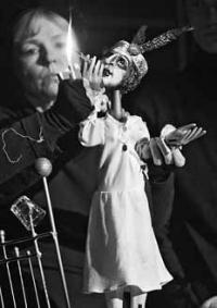 "Поединок" спектакля и зрителя/"Тараканья леди" Т.Уильямса и Т.Батраковой на сцене Марийского республиканского театра кукол